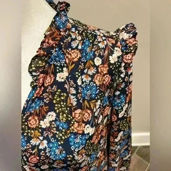 ✨Lauren Conrad size large flowy blouse floral - Picture 3 of 6
